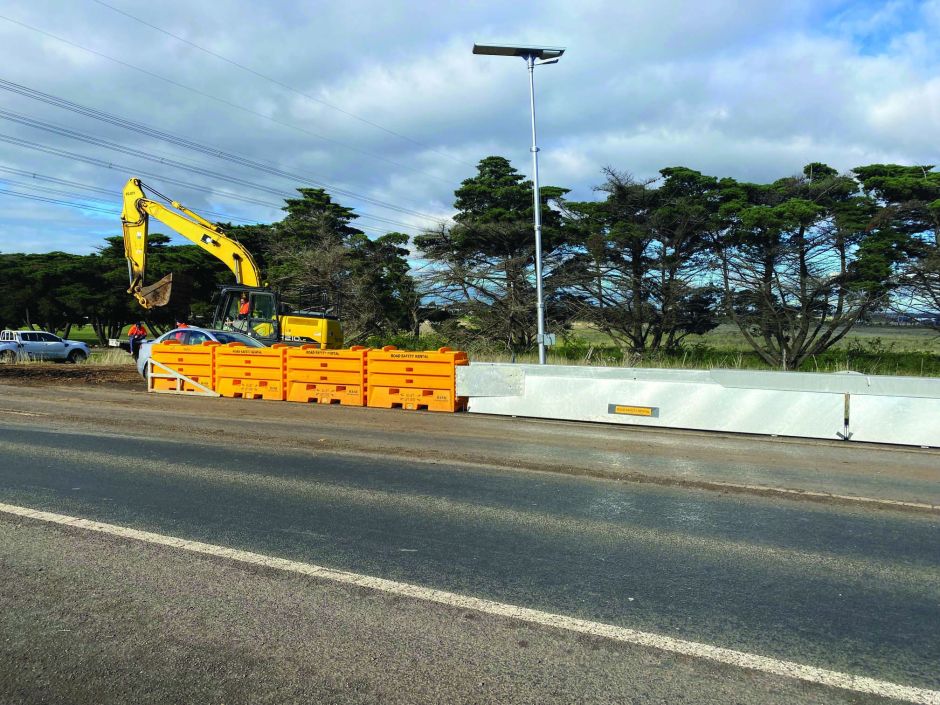 opthire employee showing to man the product