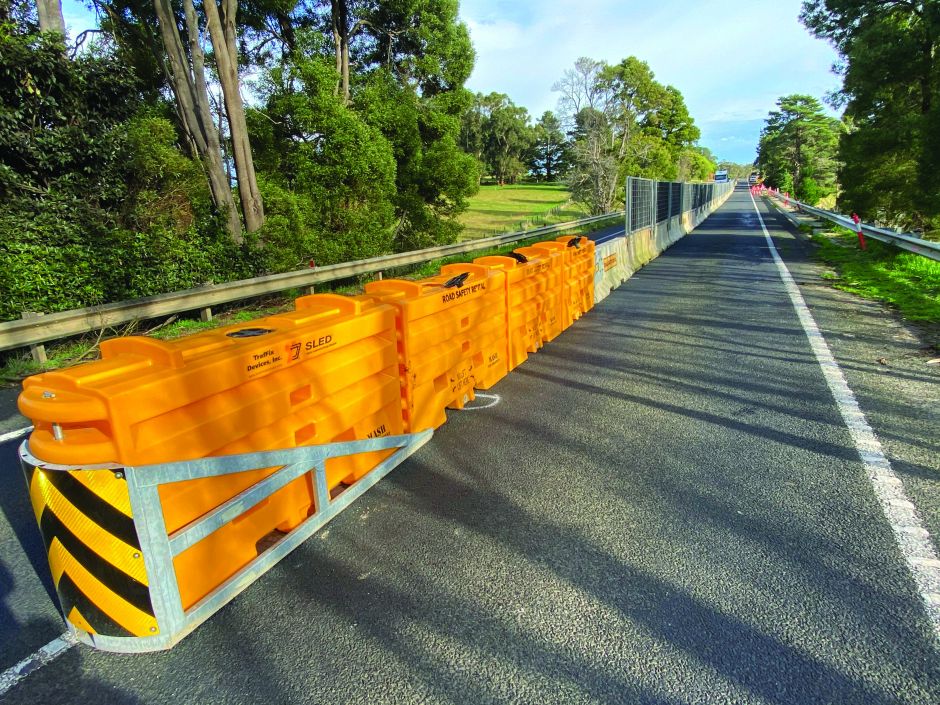 opthire employee showing to man the product