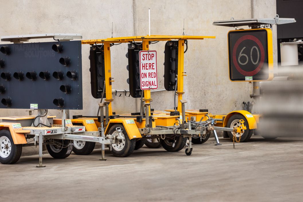 opthire employee showing to man the product