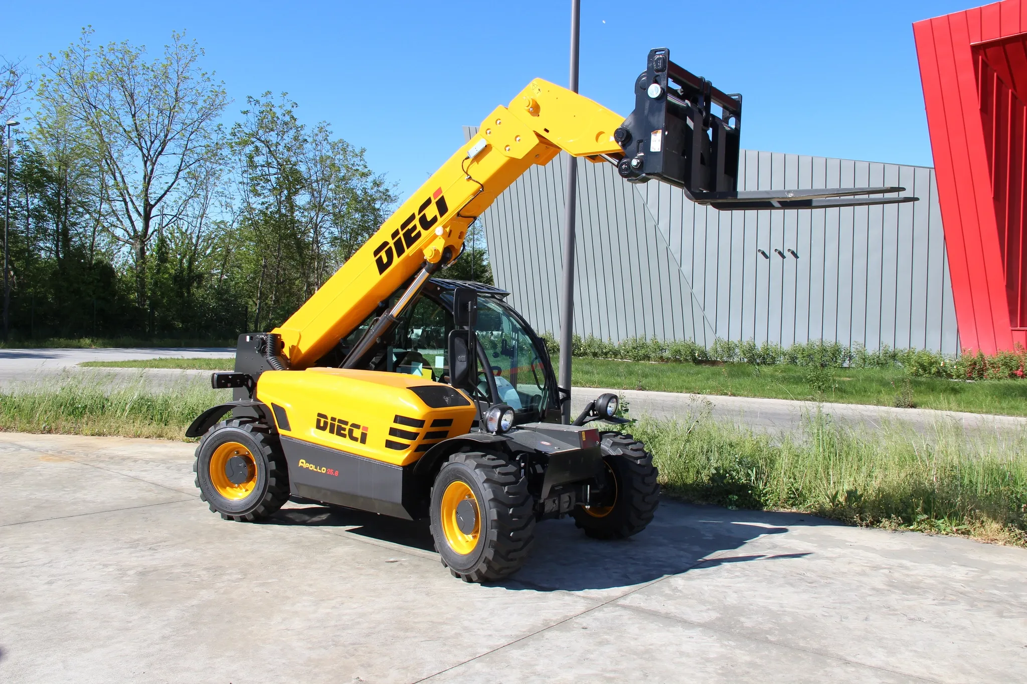 opthire employee showing to man the product