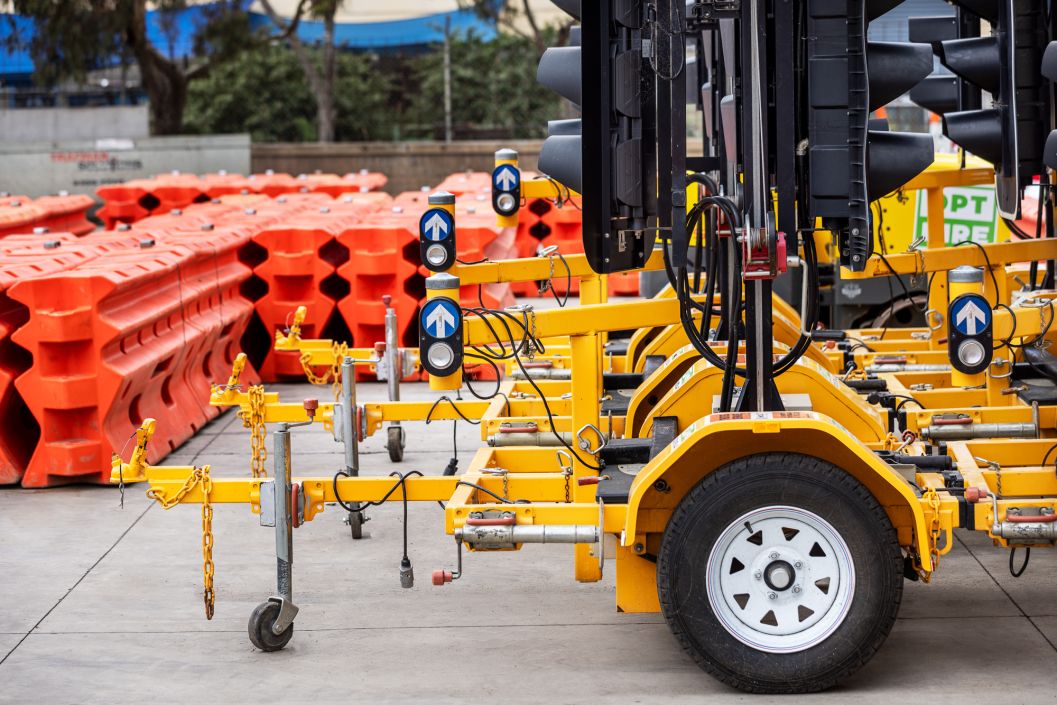 opthire employee showing to man the product