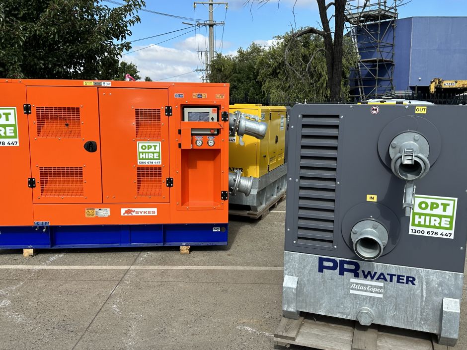 opthire employee showing to man the product