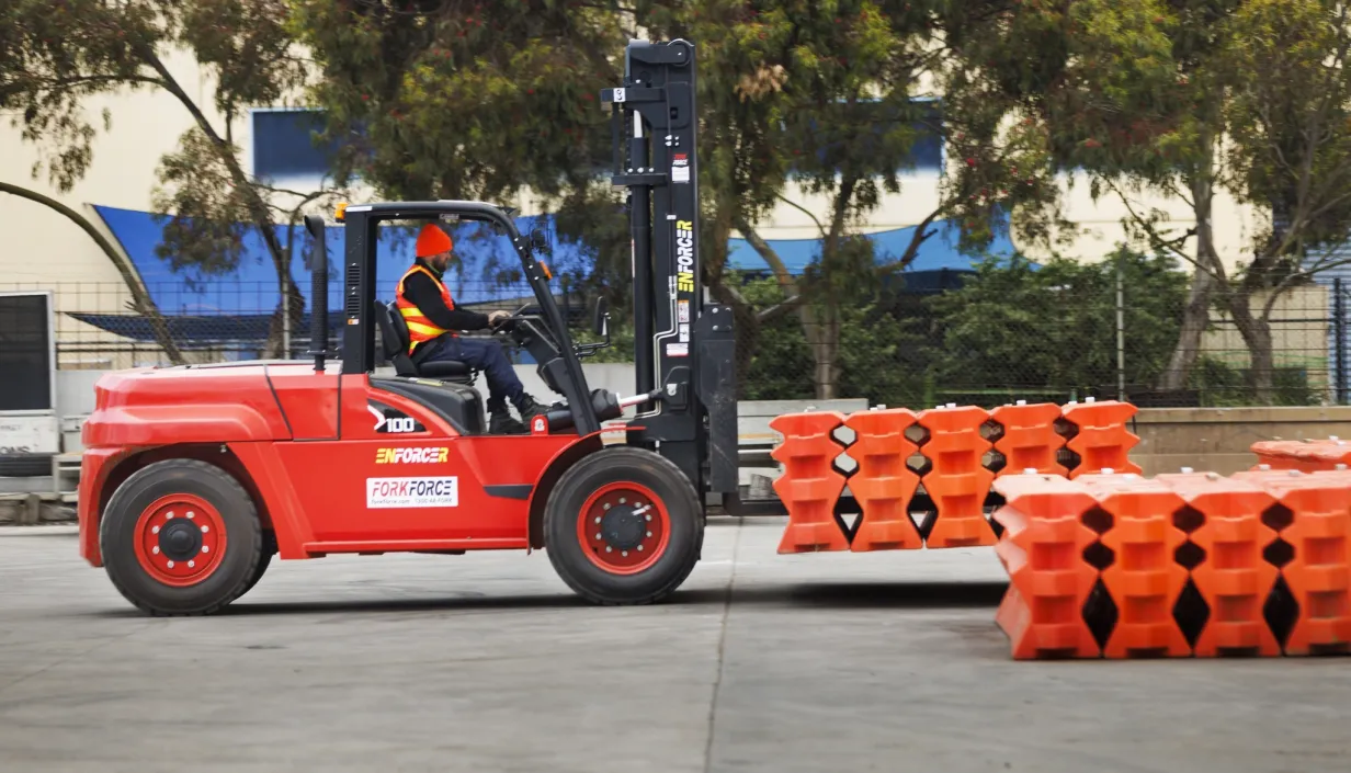 opthire employee showing to man the product