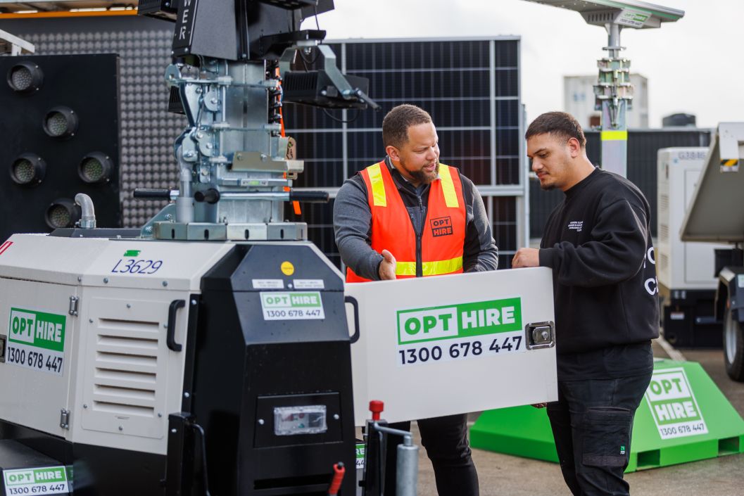 opthire employee showing to man the product