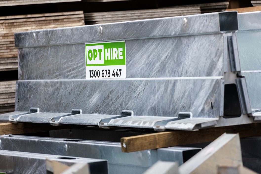 opthire employee showing to man the product